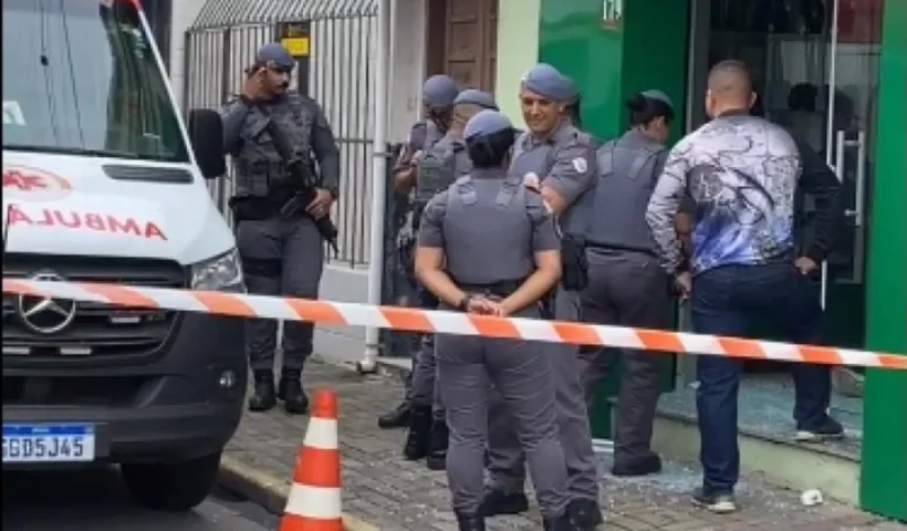 Tentativa de assalto a joalheria em Guaratinguetá termina com dois suspeitos mortos após reação de policial