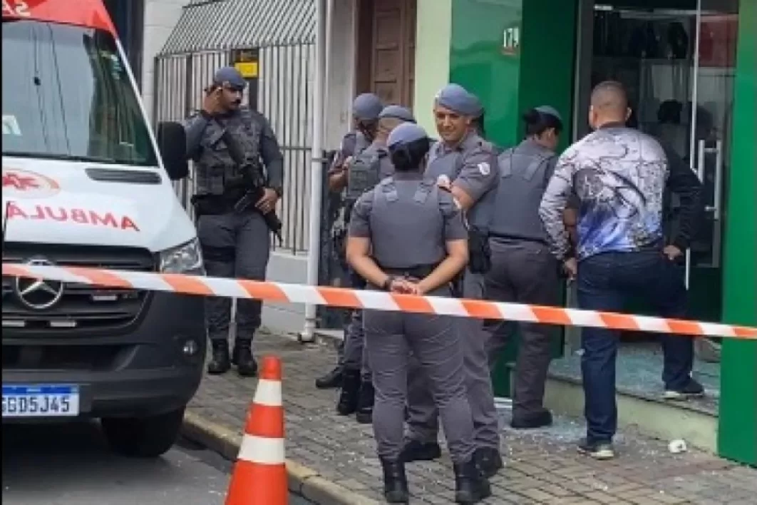 Tentativa de assalto a joalheria em Guaratinguetá termina com dois suspeitos mortos após reação de policial
