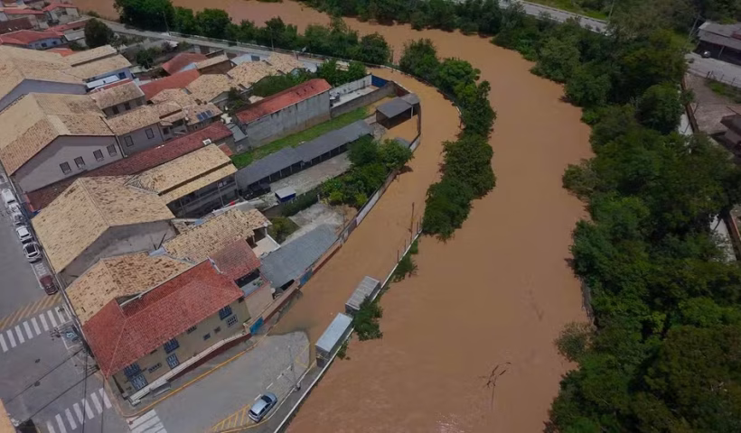São Luiz do Paraitinga registra alagamentos após transbordamento do Rio Paraitinga