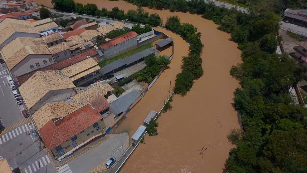 São Luiz do Paraitinga registra alagamentos após transbordamento do Rio Paraitinga