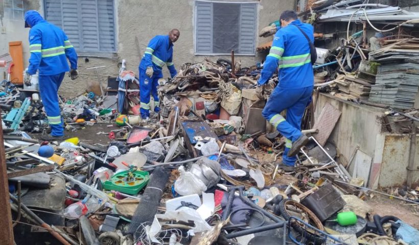 São José dos Campos retira mais de 10 toneladas de materiais de casa de acumulador