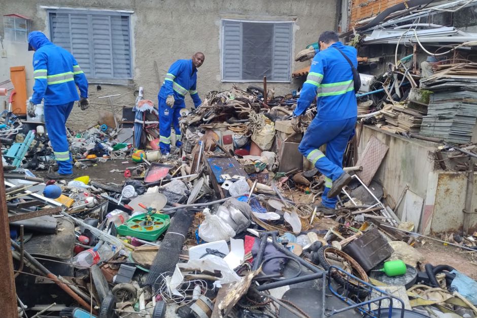 São José dos Campos retira mais de 10 toneladas de materiais de casa de acumulador