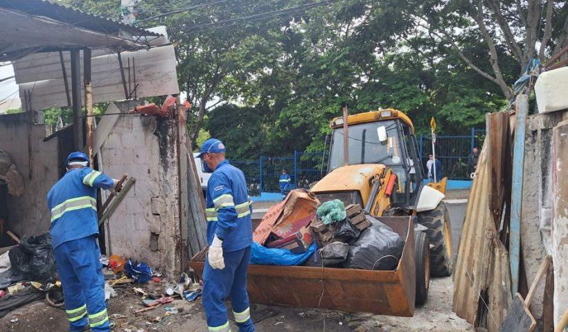 Prefeitura de São José retira 3 toneladas de materiais em ação contra acumulação no Novo Horizonte