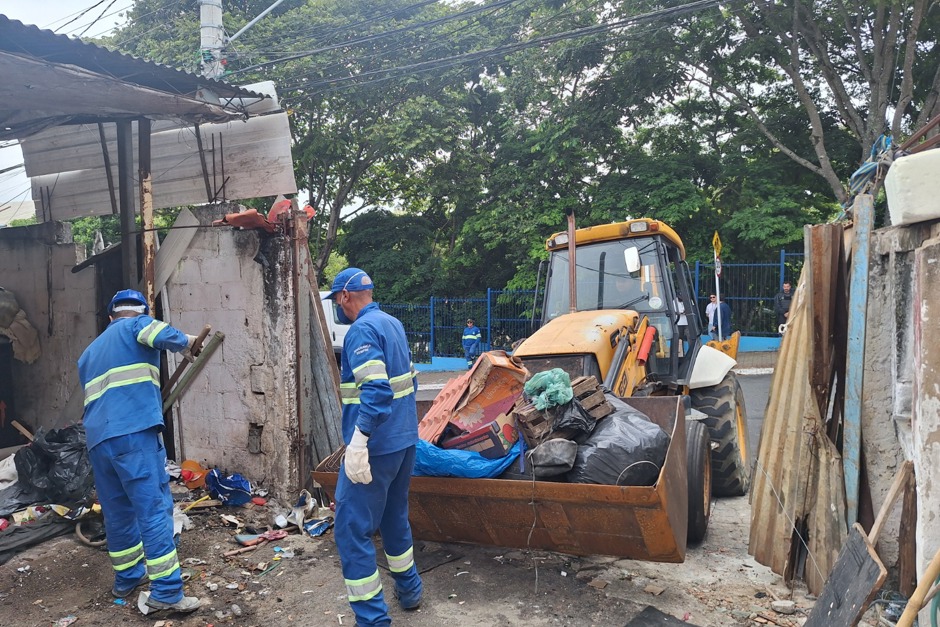 Prefeitura de São José retira 3 toneladas de materiais em ação contra acumulação no Novo Horizonte
