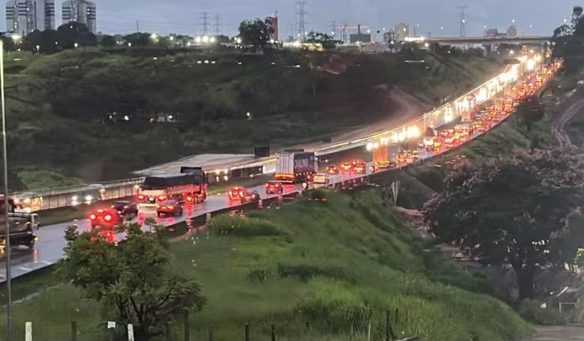 Faixa da Via Dutra em São José dos Campos é liberada após cinco dias de interdição por erosão