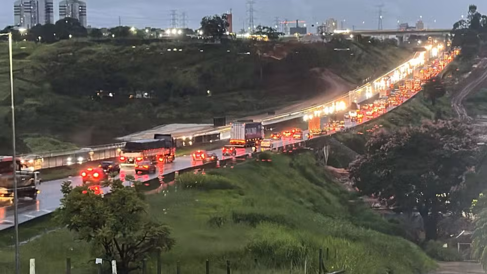 Faixa da Via Dutra em São José dos Campos é liberada após cinco dias de interdição por erosão