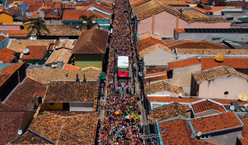 Bloco do Barbosa arrasta 20 mil pessoas e consolida tradição em São Luiz do Paraitinga