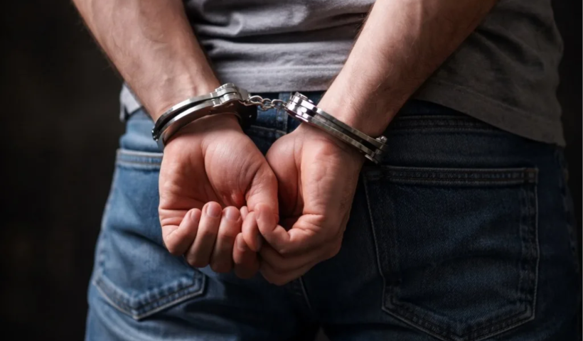 Homem é preso em flagrante após descumprir medida protetiva e agredir ex-mulher em SJC
