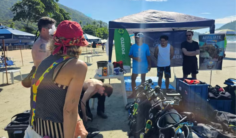 Ação ambiental retira quase uma tonelada de lixo plástico das praias de Ubatuba