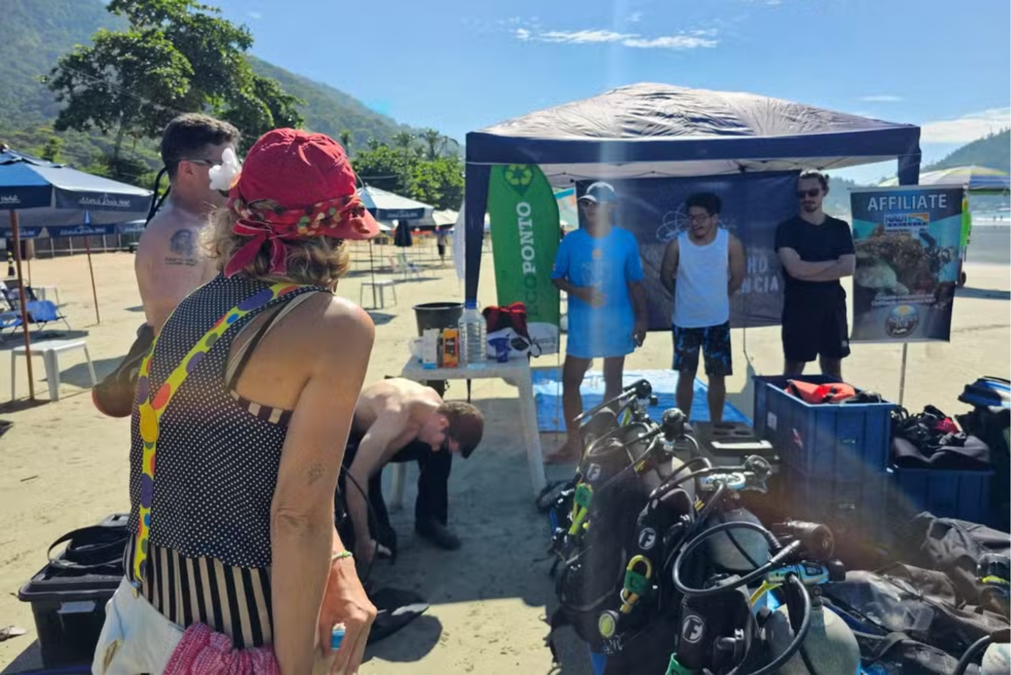 Ação ambiental retira quase uma tonelada de lixo plástico das praias de Ubatuba