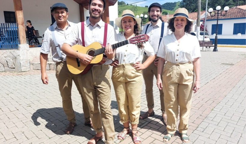 Apresentação de teatro lambe-lambe da Cia Quase Cinema em praça pública.