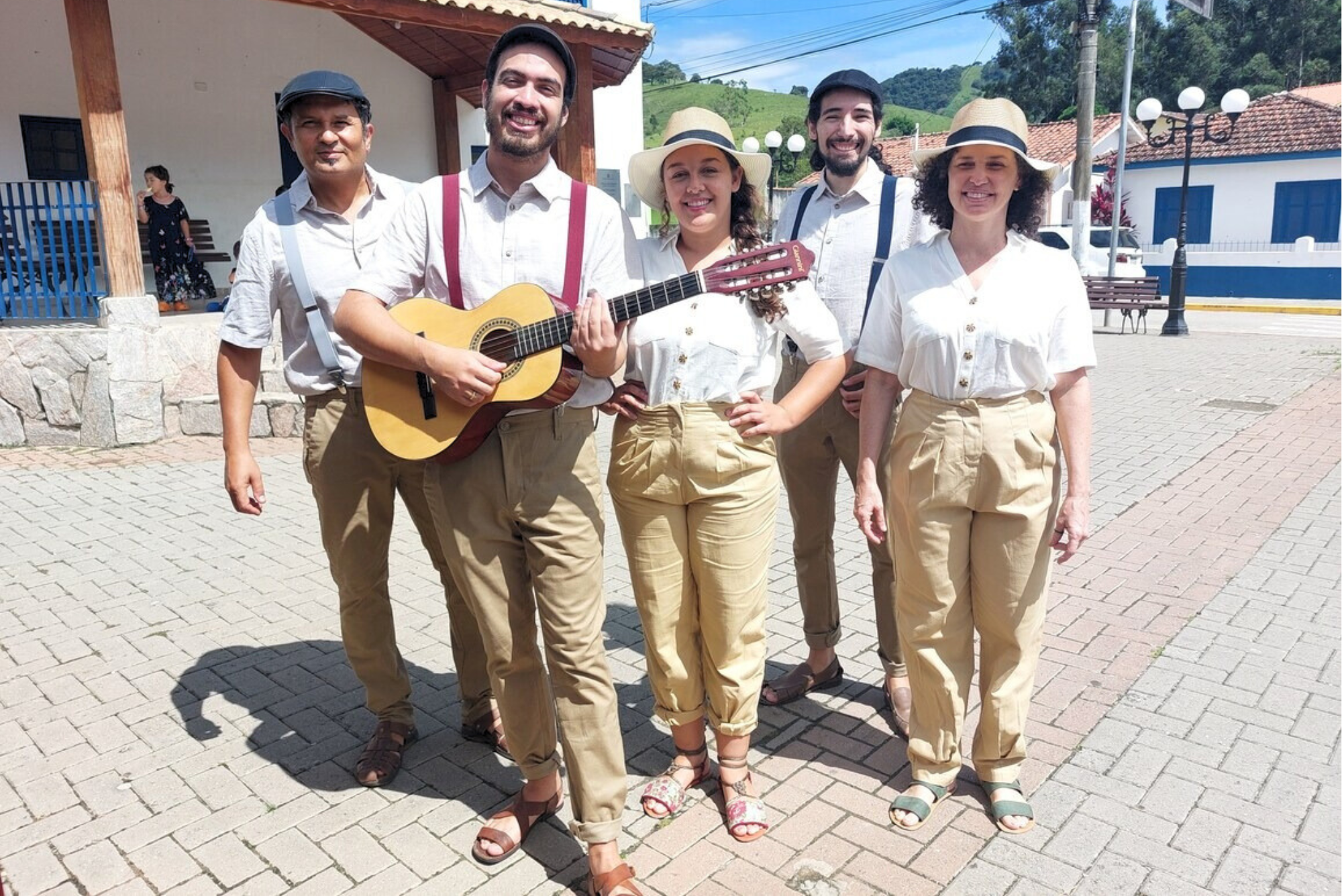 Apresentação de teatro lambe-lambe da Cia Quase Cinema em praça pública.