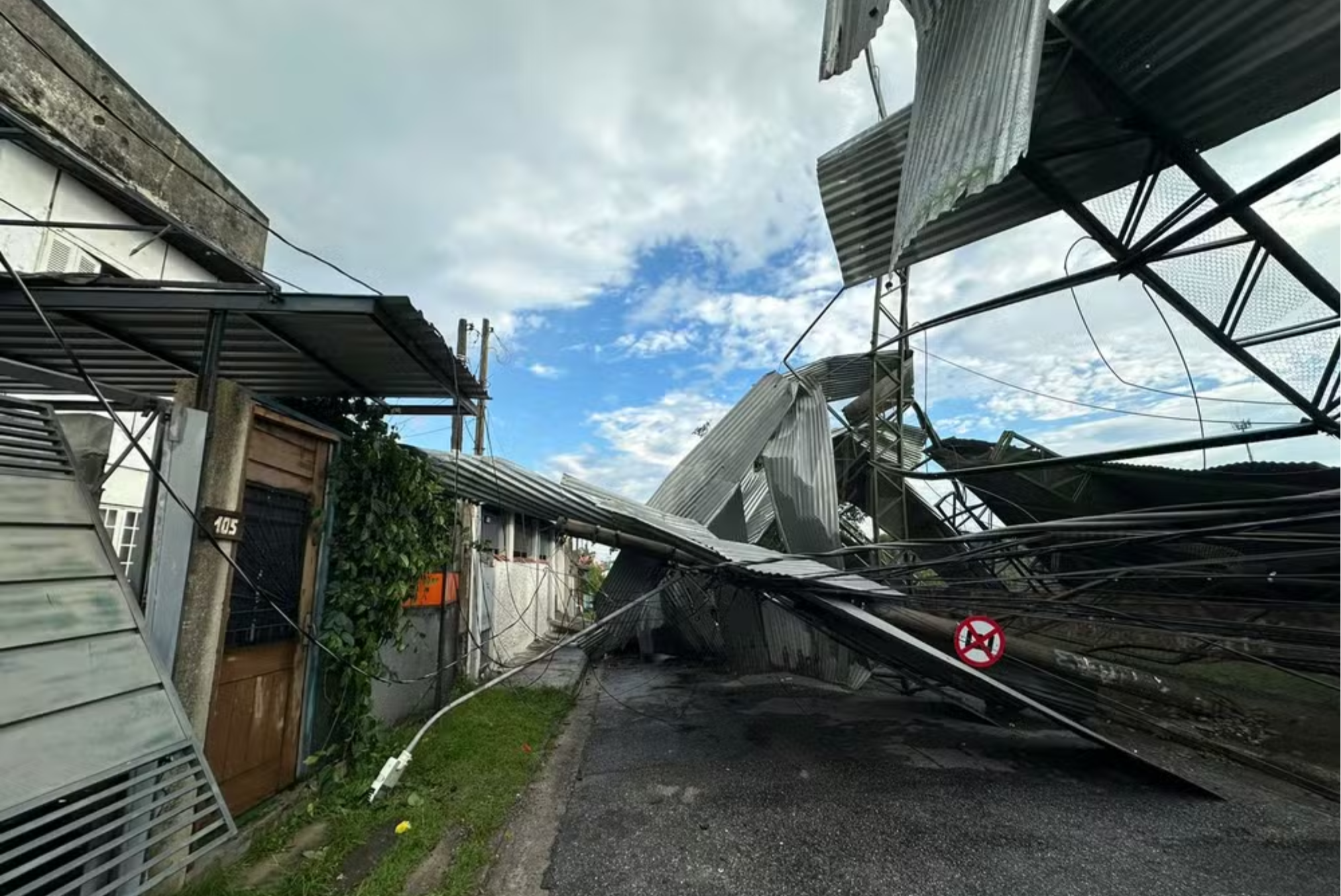 Temporal com ventos fortes causa estragos e derruba estruturas em Taubaté