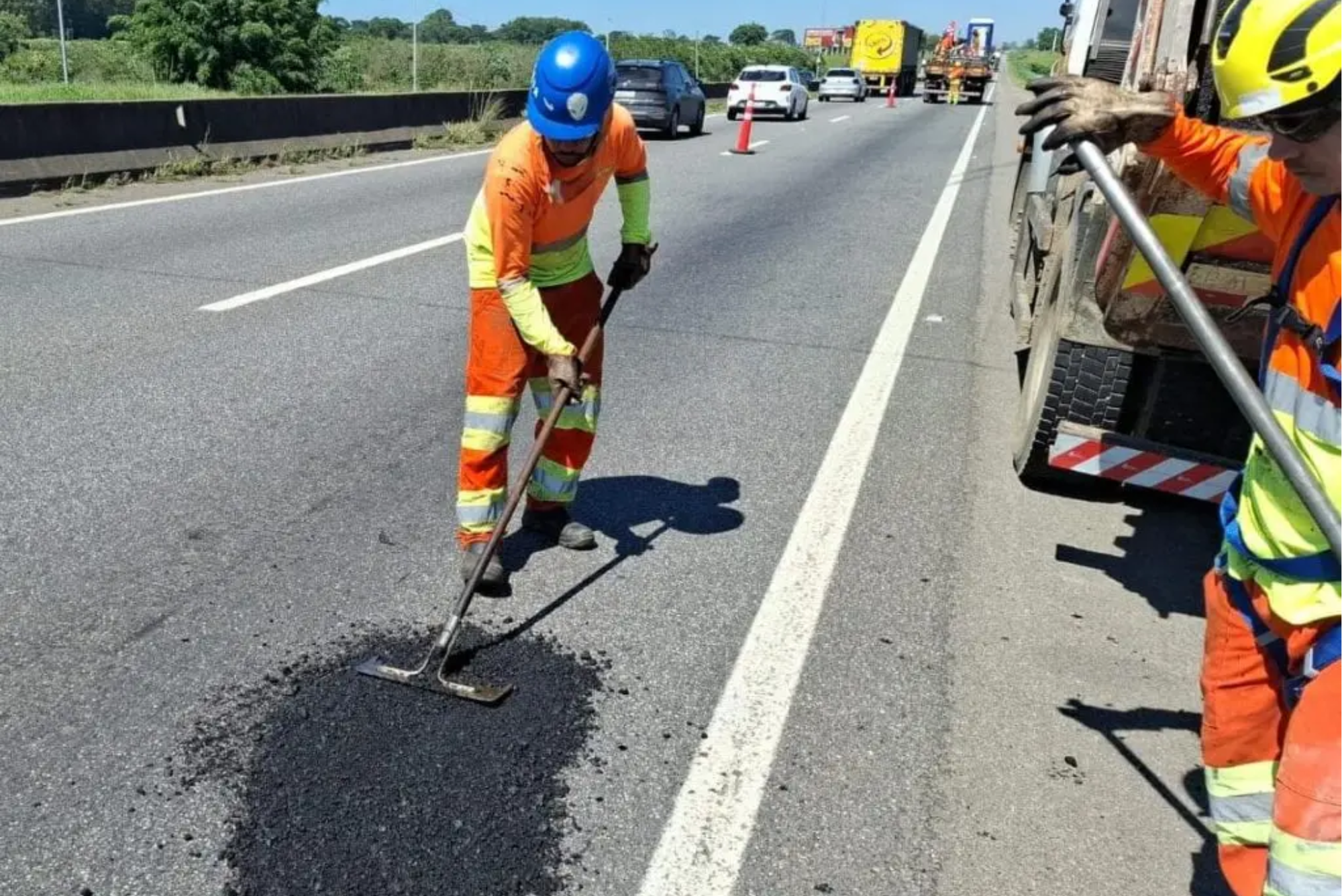 Concessionária realiza megaoperação de tapa-buracos na Via Dutra no Vale do Paraíba
