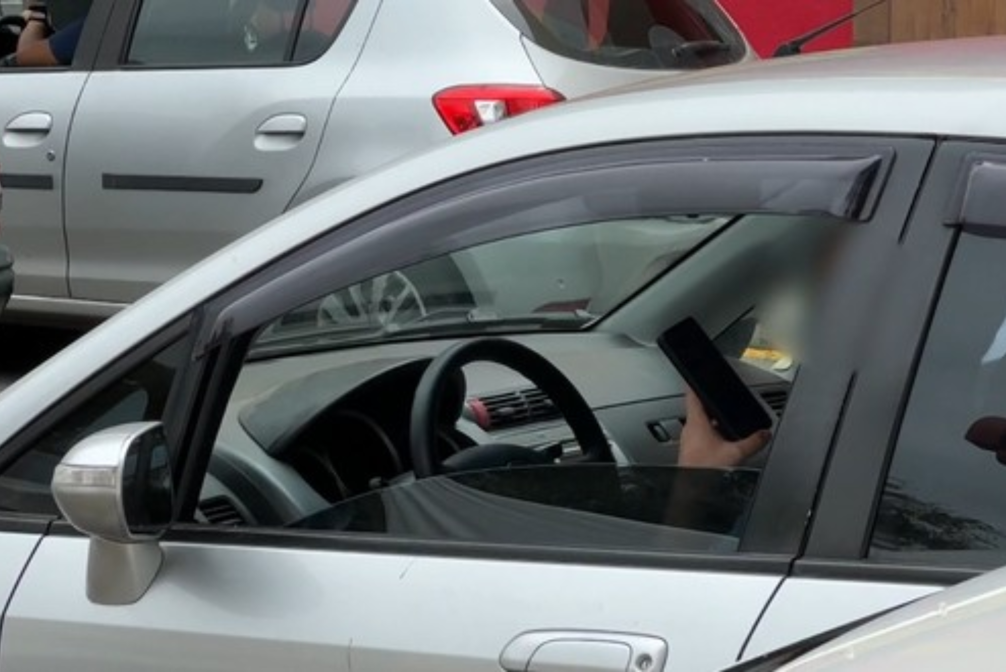 Multas por celular ao volante crescem 12,9% em São José dos Campos; veja as vias recordistas