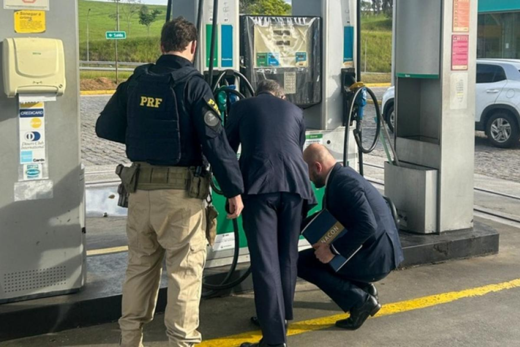 Postos de combustíveis são autuados por preços abusivos durante operação no Vale do Paraíba