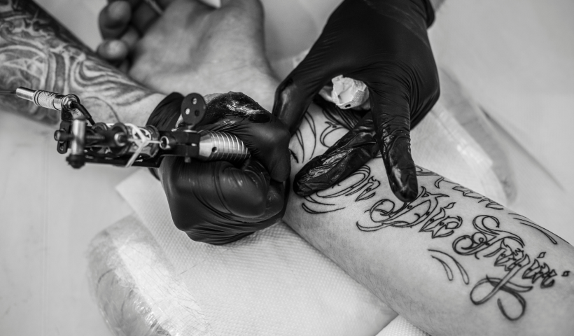 Lorena reforça fiscalização contra tatuagens e piercings em menores de 18 anos