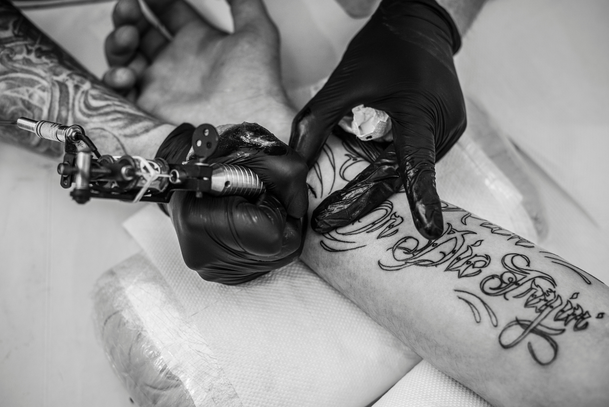 Lorena reforça fiscalização contra tatuagens e piercings em menores de 18 anos
