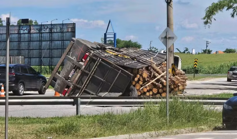 Tombamento de caminhão interdita faixa da Rodovia Floriano Rodrigues Pinheiro em Tremembé