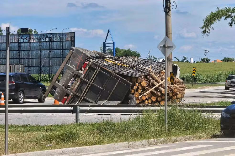 Tombamento de caminhão interdita faixa da Rodovia Floriano Rodrigues Pinheiro em Tremembé