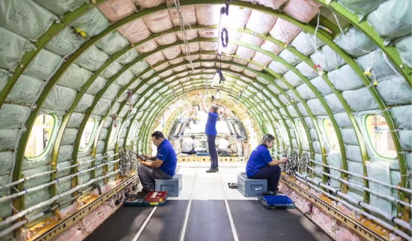 Embraer abre 160 vagas para curso gratuito de produção aeronáutica; saiba como se inscrever