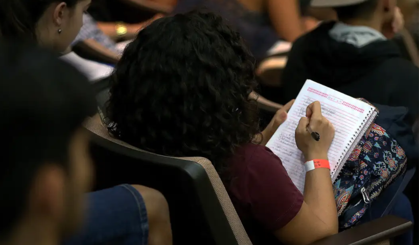 Fies: Governo prepara medidas para reduzir dívida de 160 mil estudantes