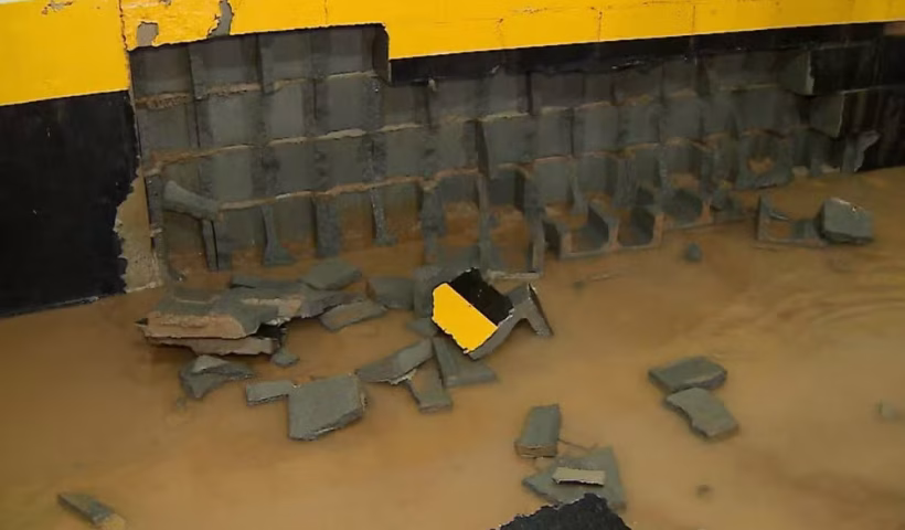 Cano rompido em obra inunda garagens e causa danos estruturais em prédios de São José