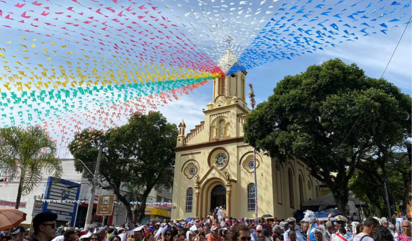 Festa de São Benedito em Aparecida celebra 500 anos do santo com multidão e congadas