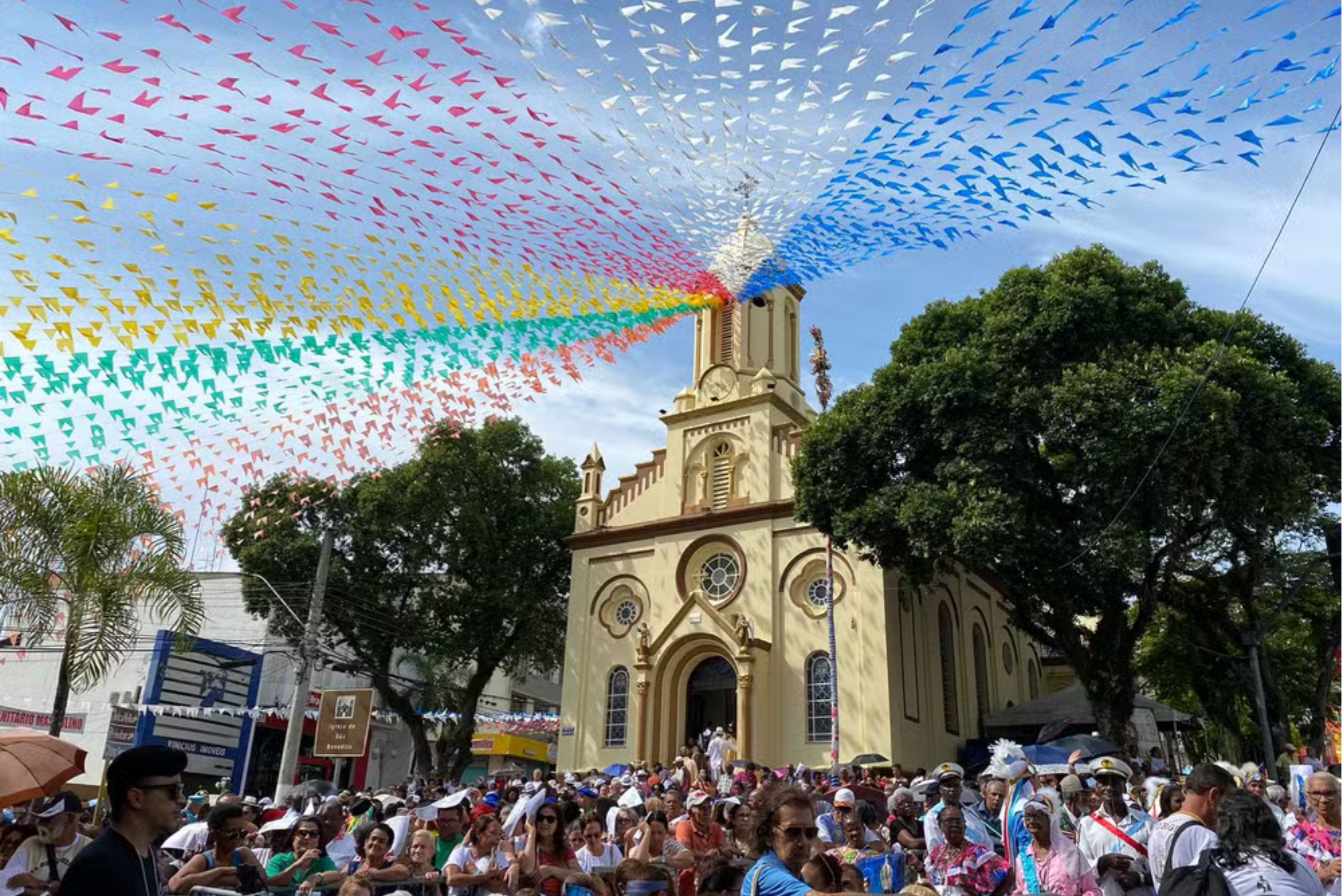 Festa de São Benedito em Aparecida celebra 500 anos do santo com multidão e congadas