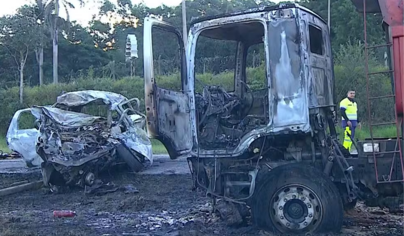 Acidente trágico deixa 3 mortos e veículos em chamas na Rodovia Floriano Rodrigues Pinheiro em Tremembé