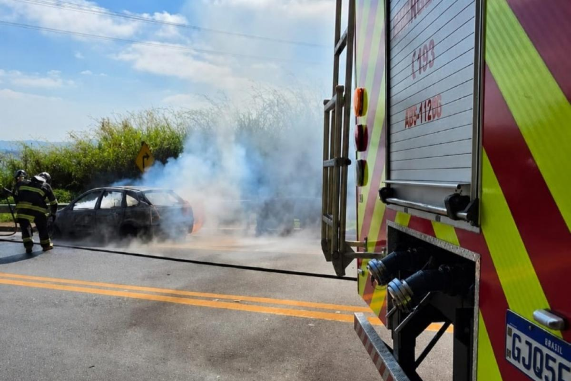 Incêndio em veículo interdita Rodovia Oswaldo Cruz por 3 horas em Taubaté