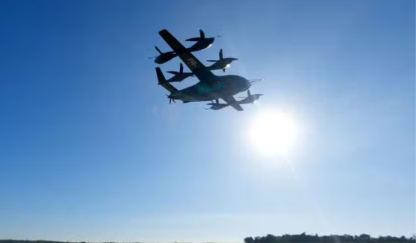 Carro voador da Embraer conclui testes de voo pairado