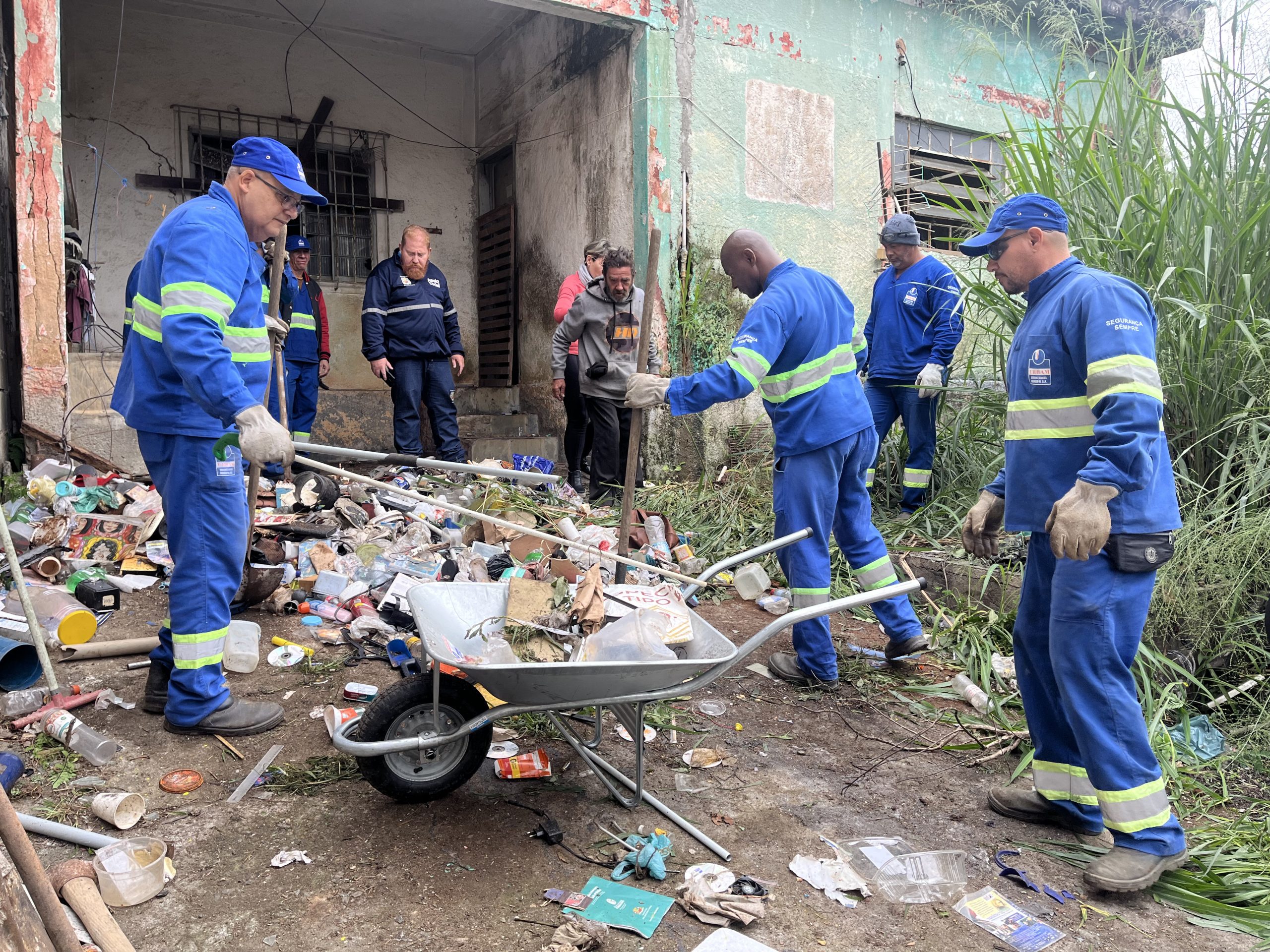 Acumuladores em SJC: Prefeitura Retira 17 Toneladas de Lixo de Imóvel