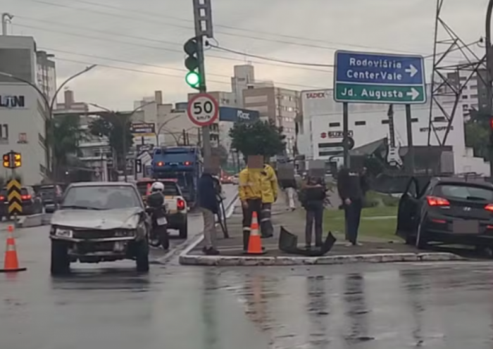 Colisão na Avenida Nelson D’Ávila deixa ferida em São José dos Campos