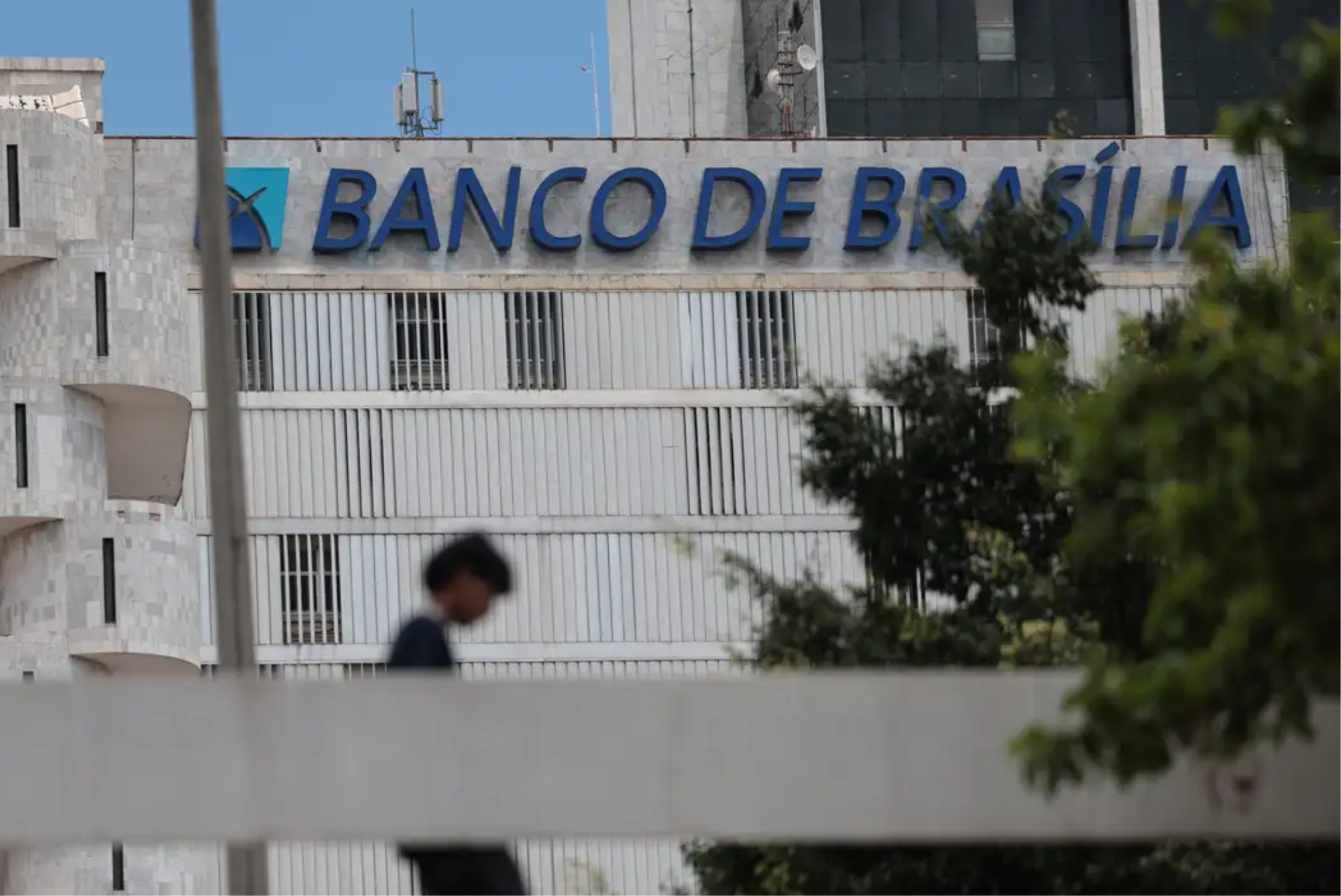 Operação Investiga Descontos Ilegais em Salários de Servidores no DF