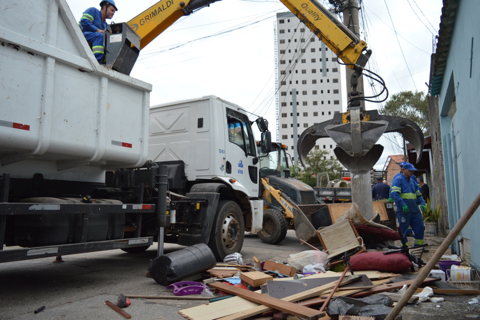Prefeitura de São José dos Campos Retira 8 Toneladas de Lixo de Imóvel no Jardim Ismênia