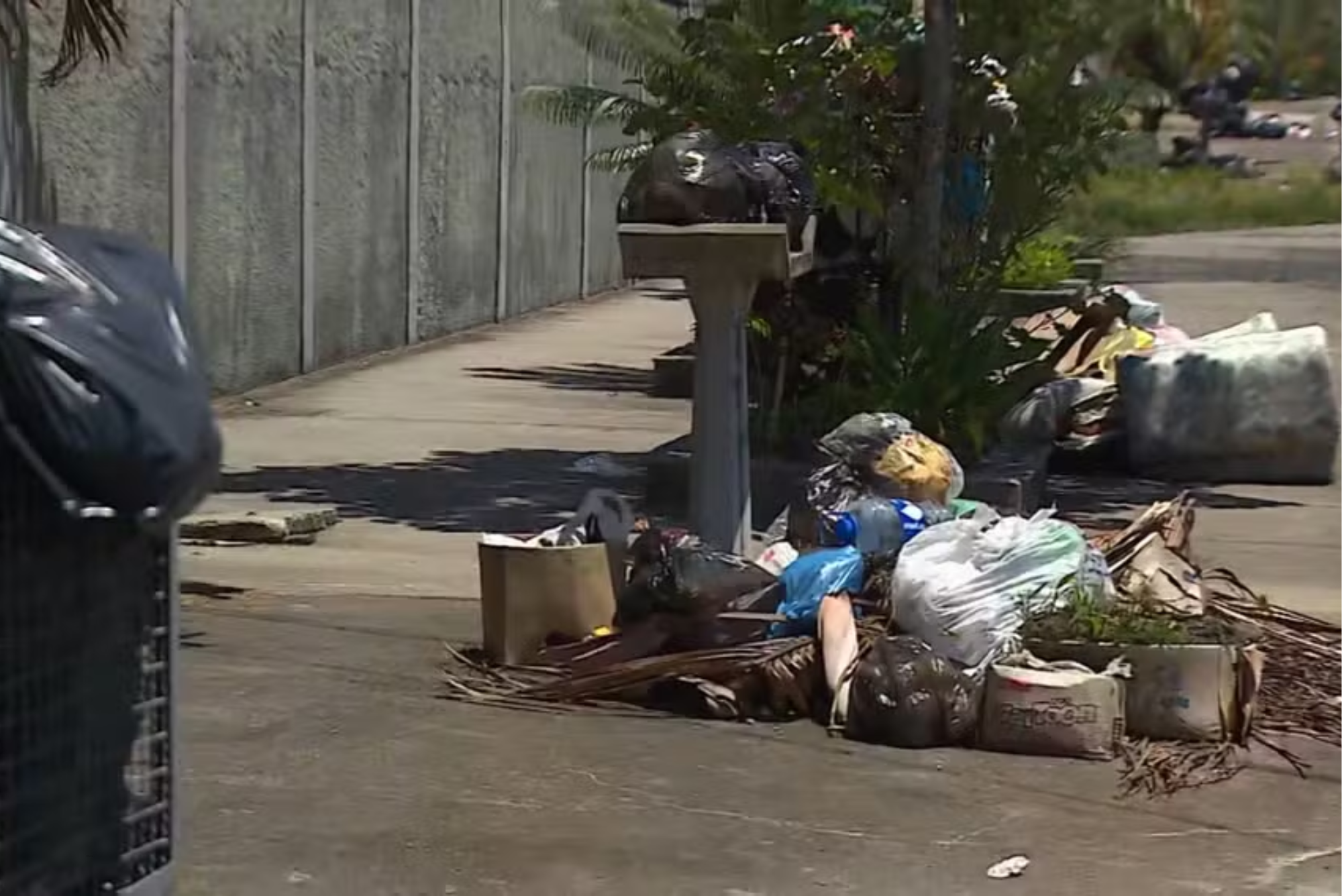 Prefeito de Caraguatatuba veta projeto que extinguia taxa do lixo