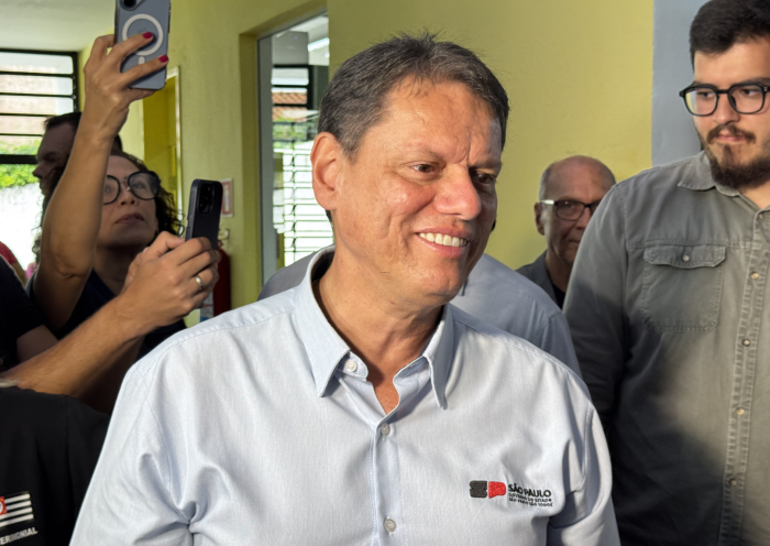 Tarcísio de Freitas inaugura escola em São José dos Campos e participa de evento em Pinda
