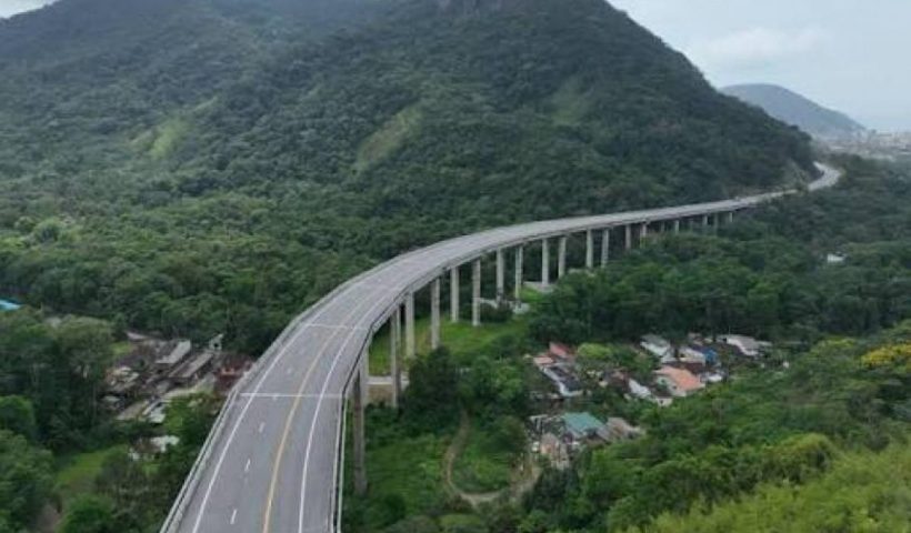 Obras de recapeamento bloqueiam Contorno Norte da Tamoios em Caraguatatuba