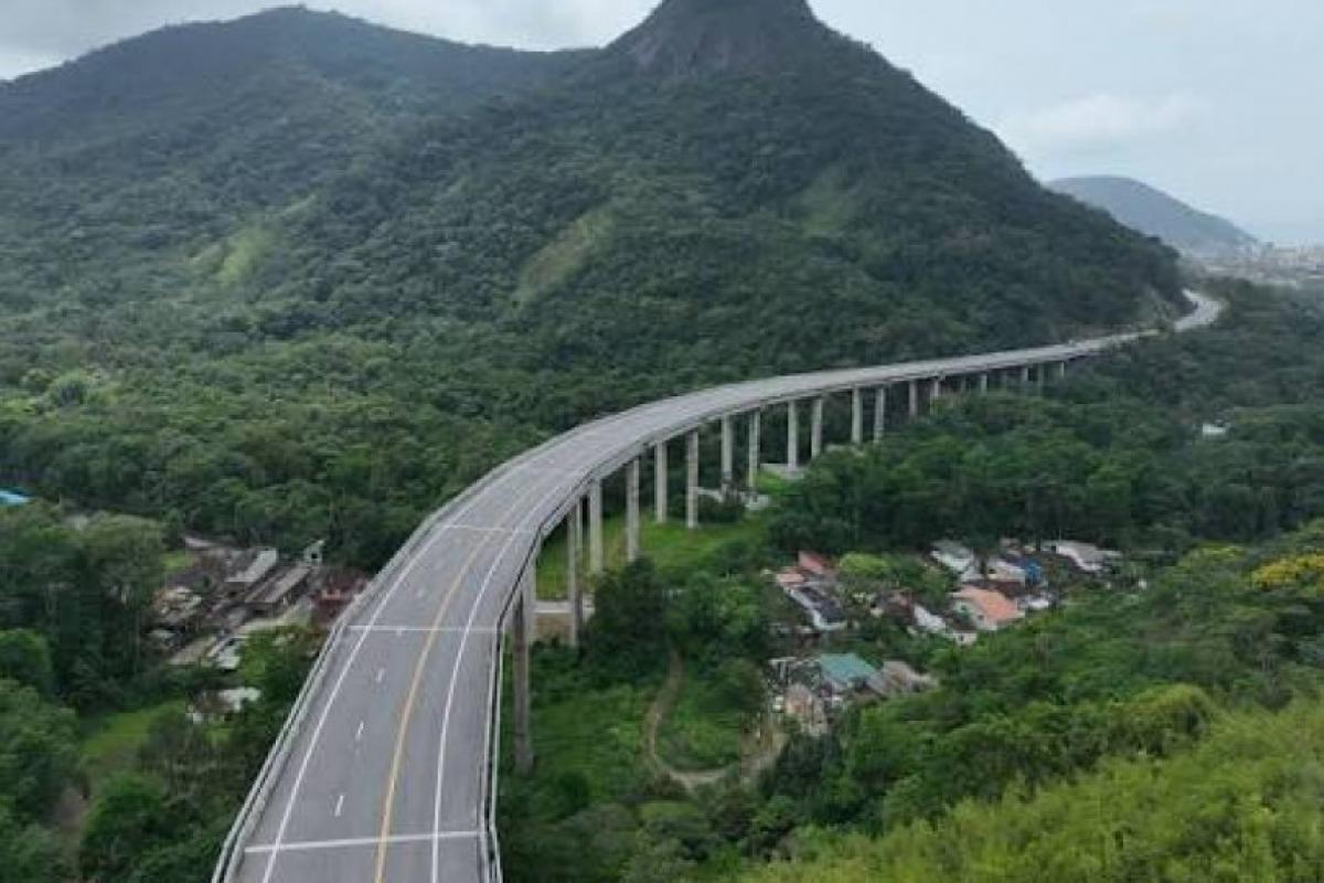 Obras de recapeamento bloqueiam Contorno Norte da Tamoios em Caraguatatuba