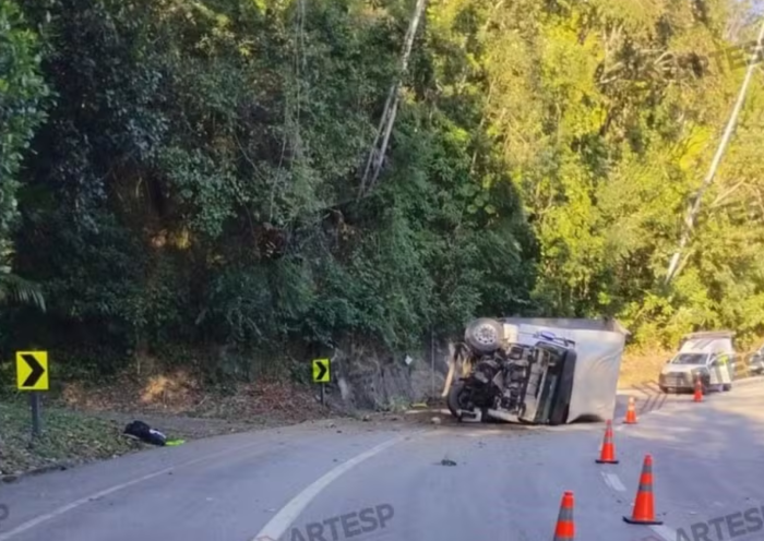 Caminhão bate em barreira e tomba na Rodovia dos Tamoios em Paraibuna