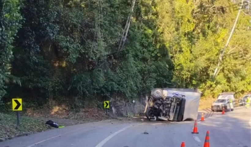 Caminhão bate em barreira e tomba na Rodovia dos Tamoios em Paraibuna