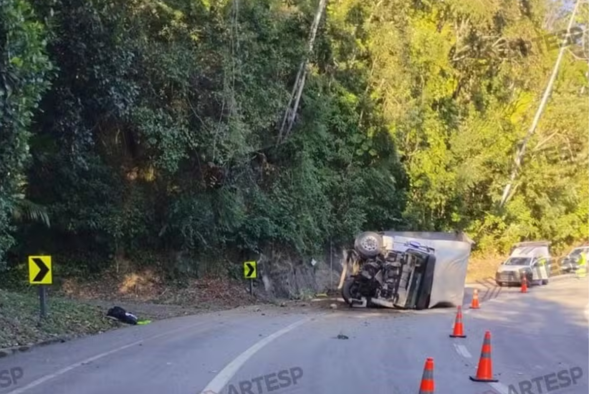 Caminhão bate em barreira e tomba na Rodovia dos Tamoios em Paraibuna