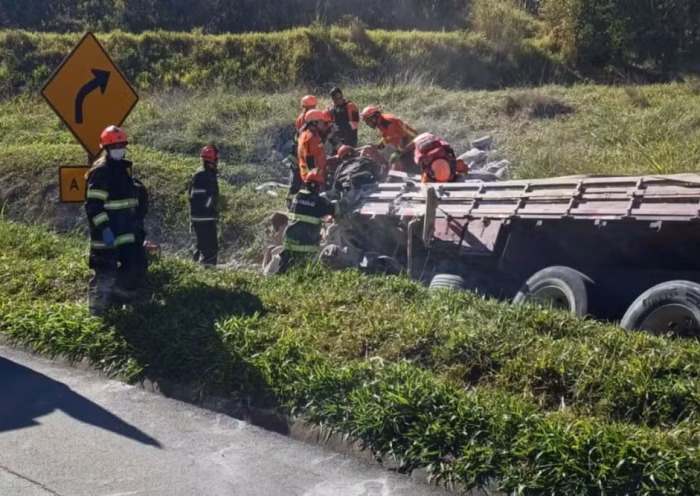 Motorista morre após tombamento de caminhão na Dutra em Guaratinguetá