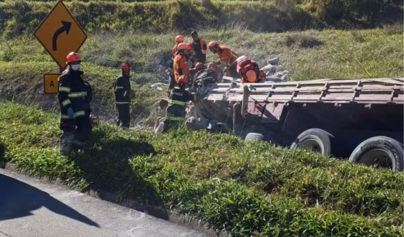 Motorista morre após tombamento de caminhão na Dutra em Guaratinguetá
