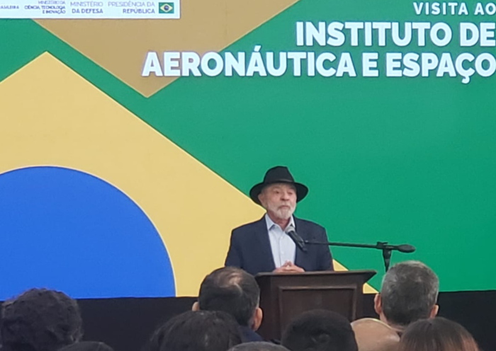 Lula defende indústria de defesa e celebra nova turbina a etanol em São José dos Campos