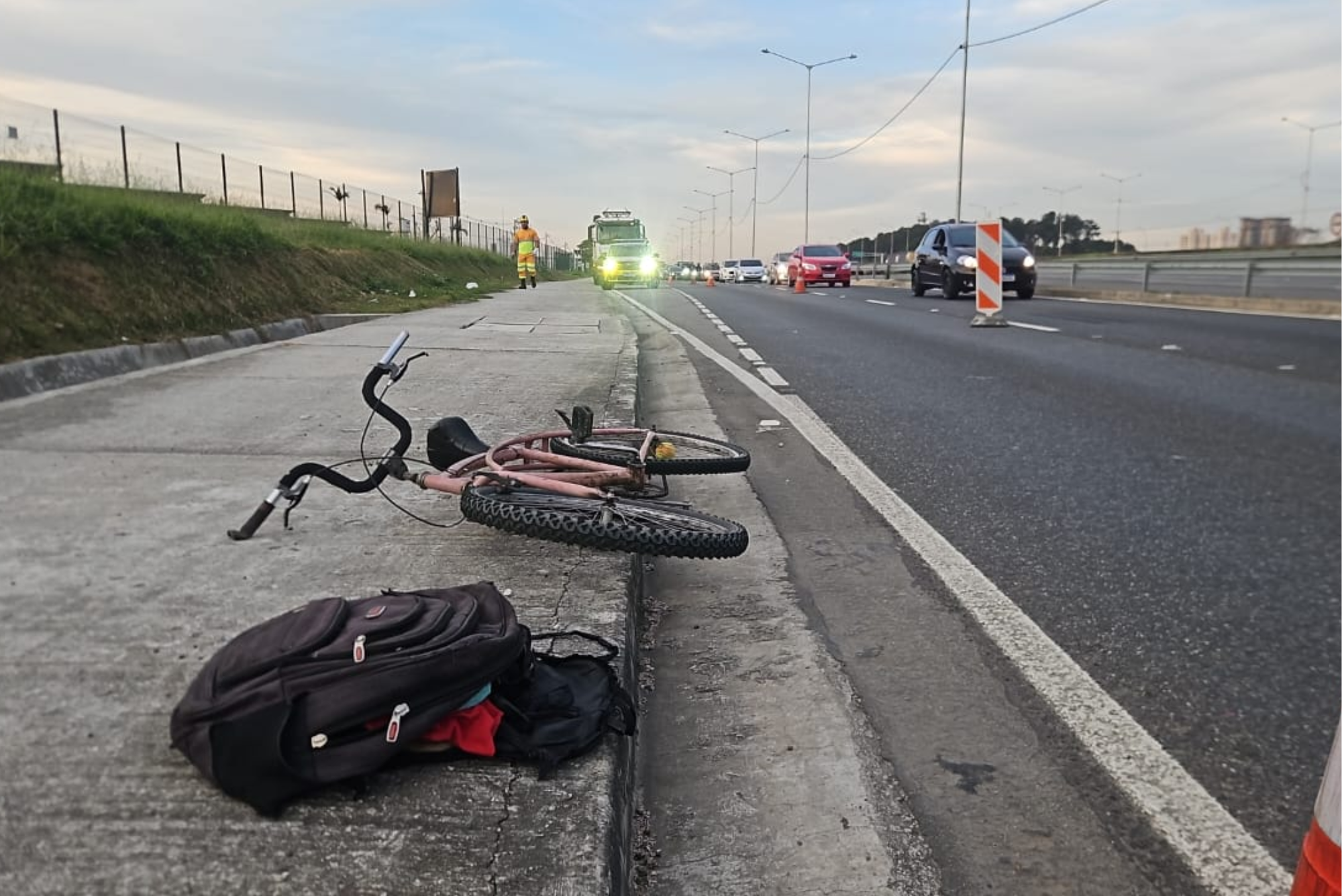 Ciclista Fica em Estado Grave Após Ser Atropelado por Carreta na Via Dutra