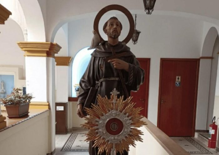 Relíquia de São Francisco peregrina pelo Vale da Fé