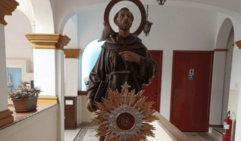Relíquia de São Francisco peregrina pelo Vale da Fé