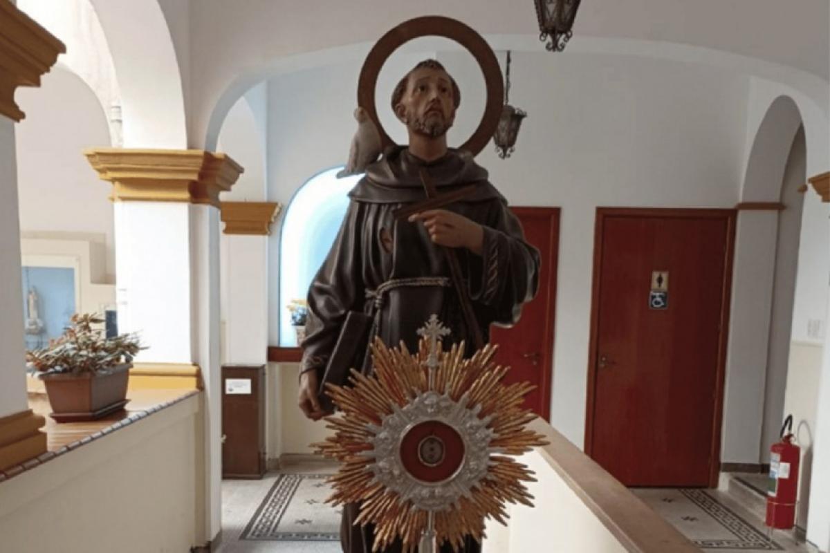 Relíquia de São Francisco peregrina pelo Vale da Fé